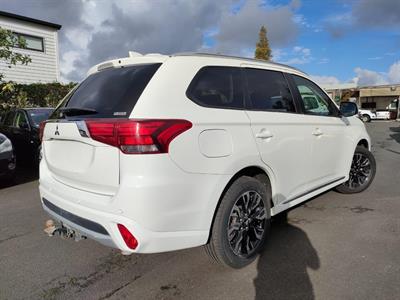 2017 Mitsubishi Outlander - Thumbnail